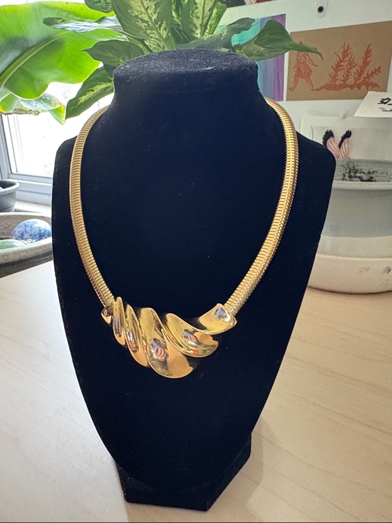 Trifari Jewelry - Vintage Trifari Gold-Tone Sculptural Wave Necklace